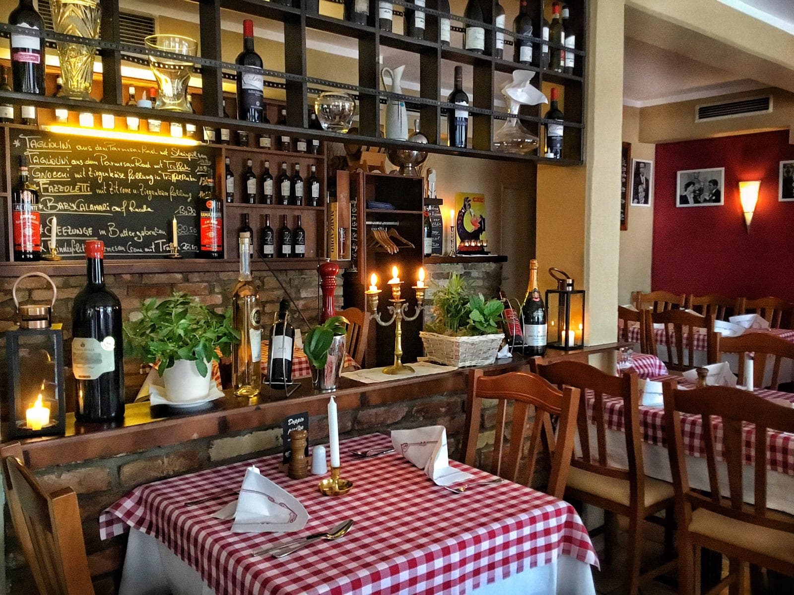 Gastraum von AL Dente bei Kerzenlicht