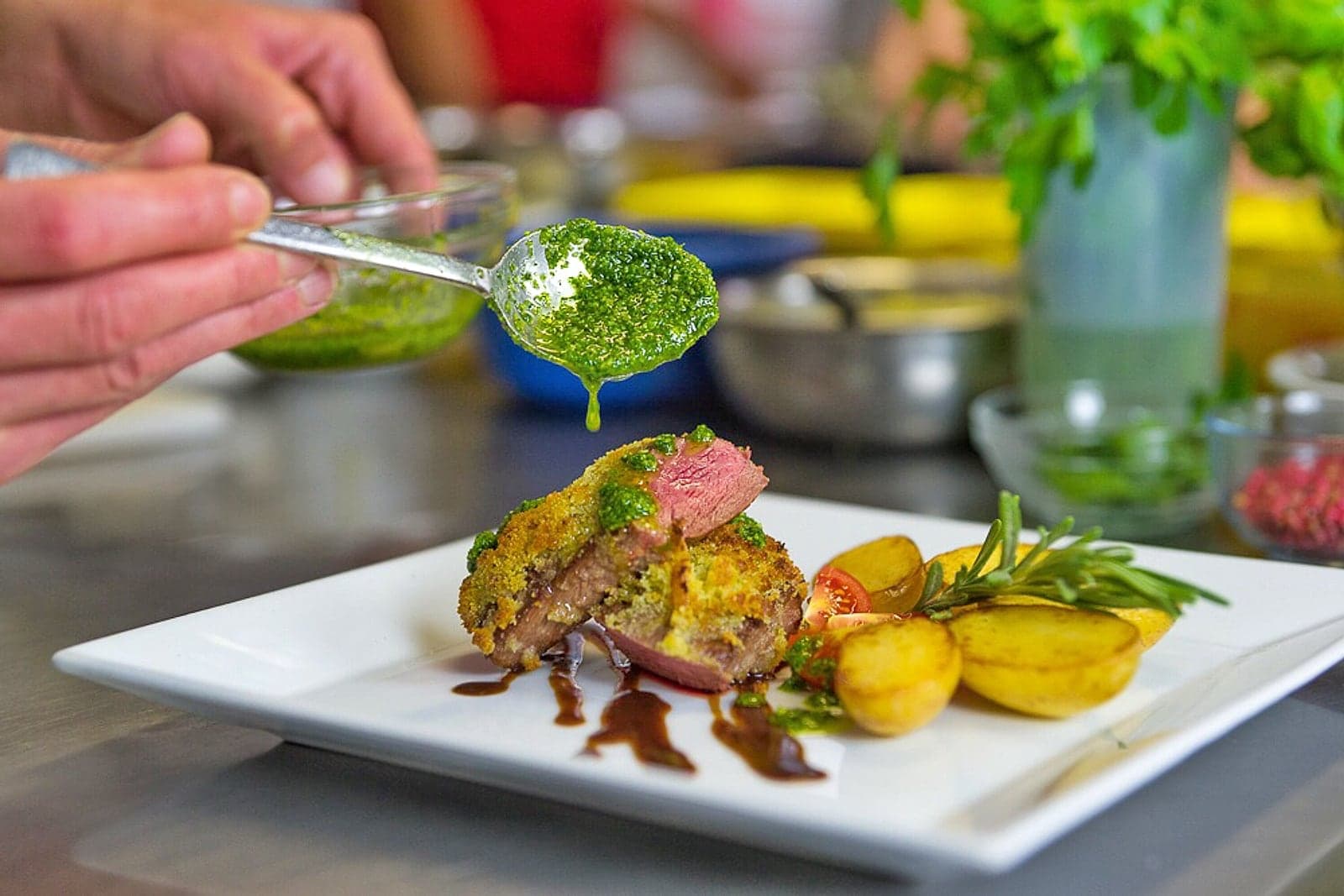 Fleischgericht mit Kartoffeln und Kräutersauce