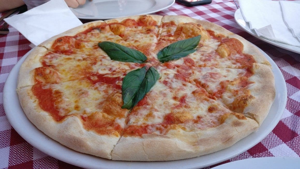 Pizza mit Basilikum