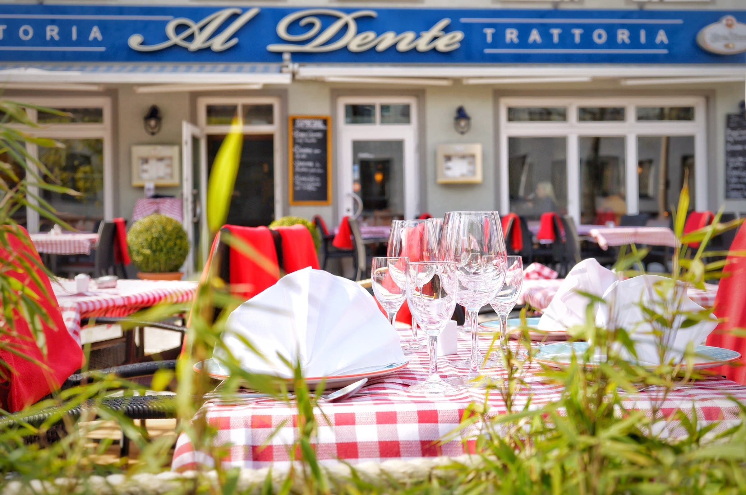 Gedeckte Tische auf der Terrasse der Trattoria AL Dente